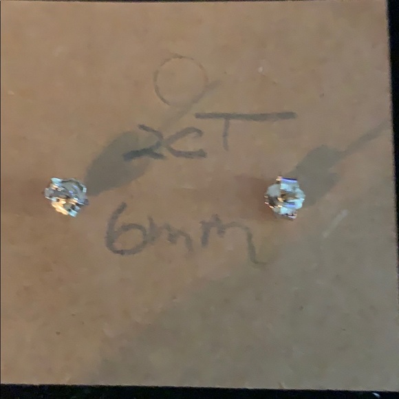 Earrings Studs - Picture 3 of 3